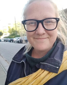 Bogholder med barn screenshot 2024 10 15 19 07 50 39 92460851df6f172a4592fca41cc2d2e6 – redigeret